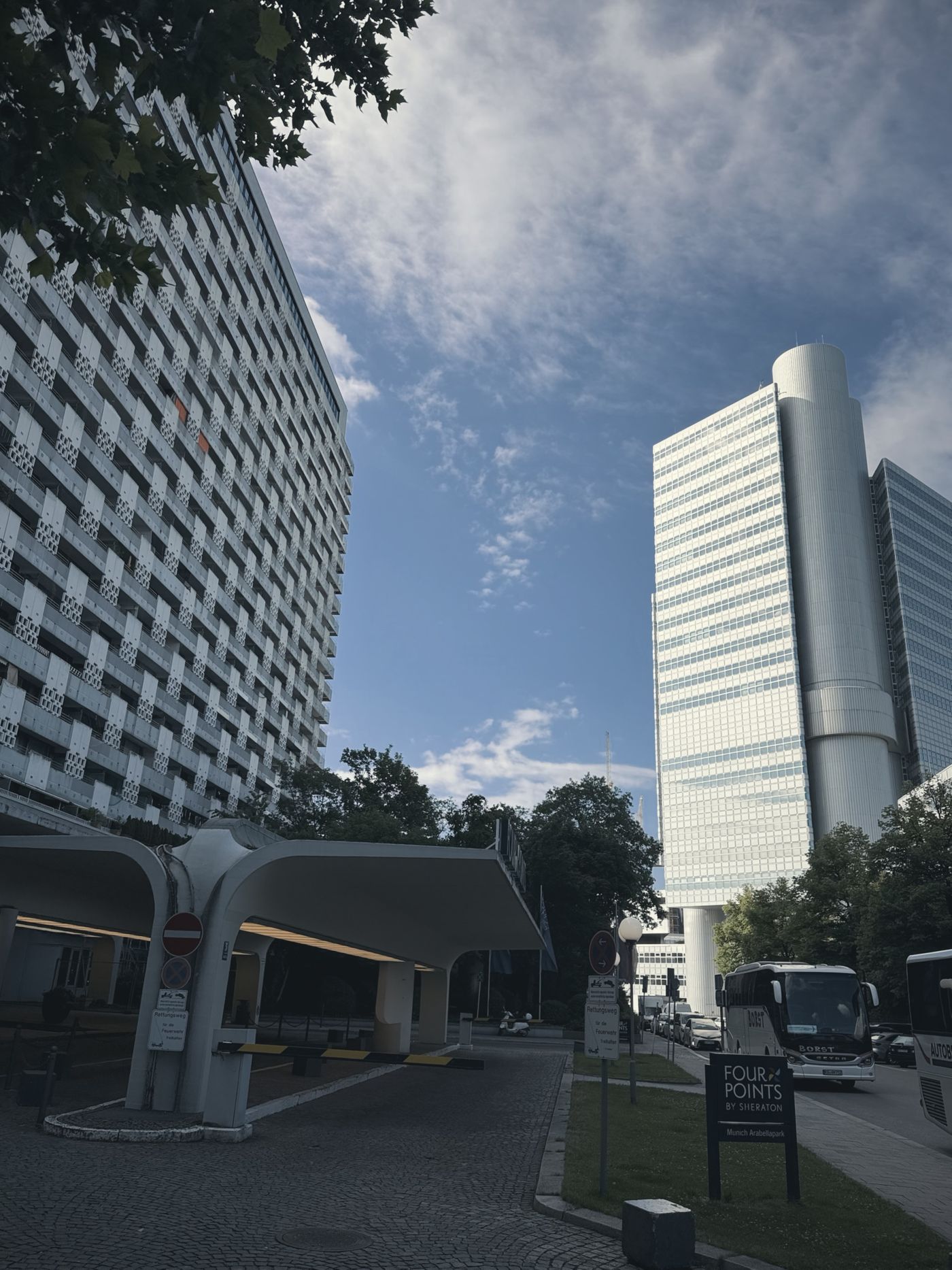 Arabellahaus mit Hypo-Hochhaus im Hintergrund