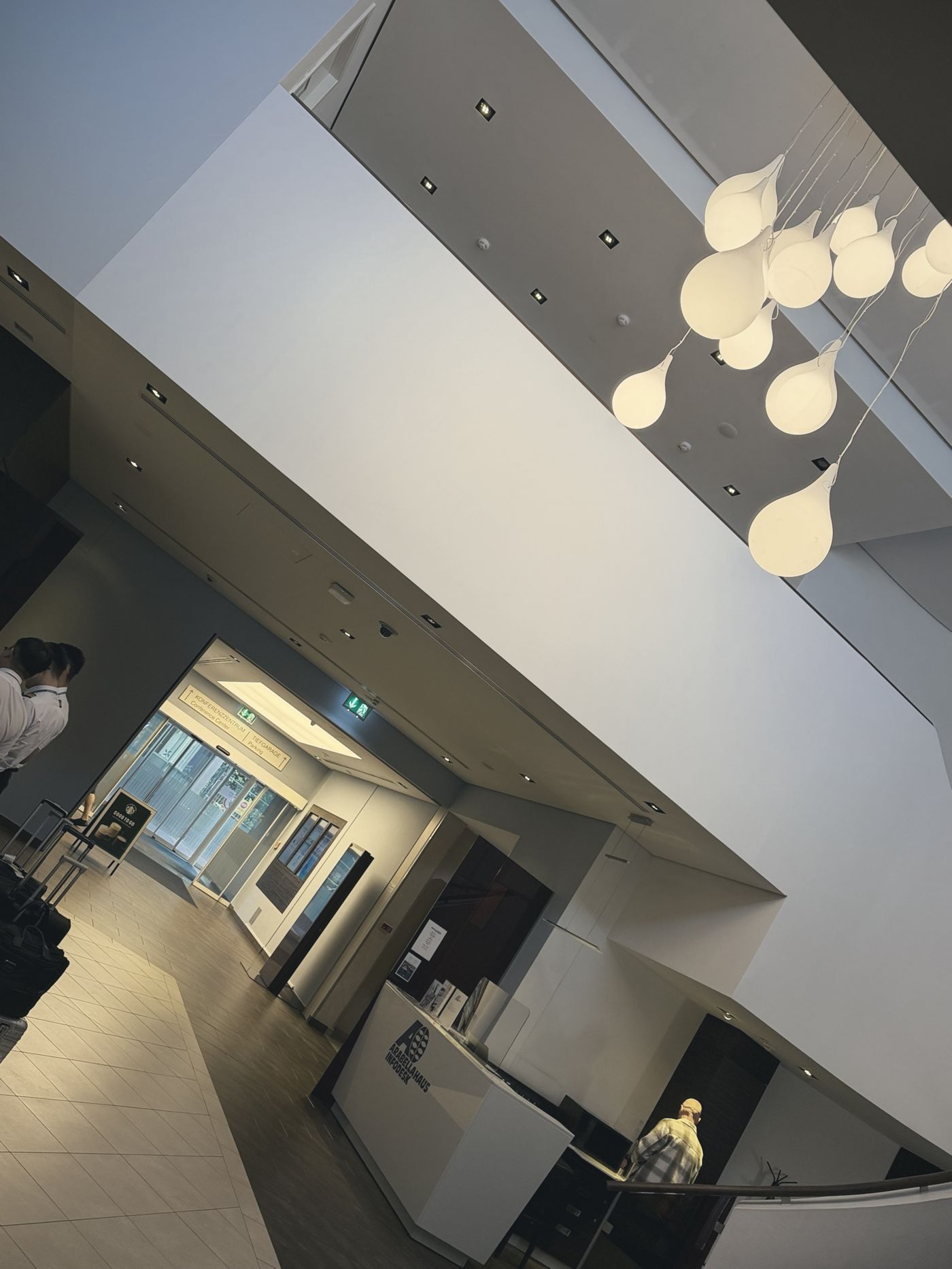 Eingangshalle des Arabellahauses mit Infodesk