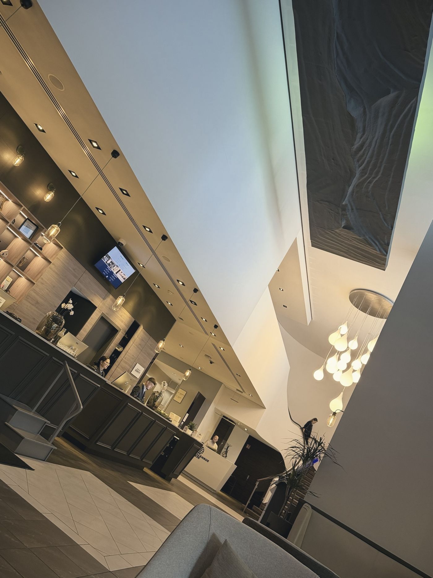Lobby des Arabellahauses mit Rezeption