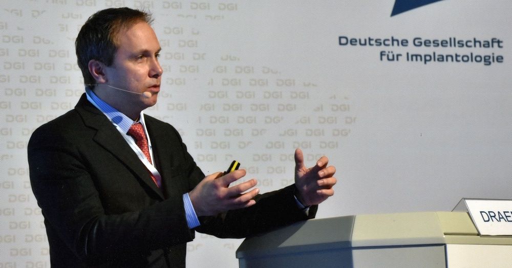 Prof. Draenert bei einem Vortrag vor der Deutschen Gesellschaft für Implantologie